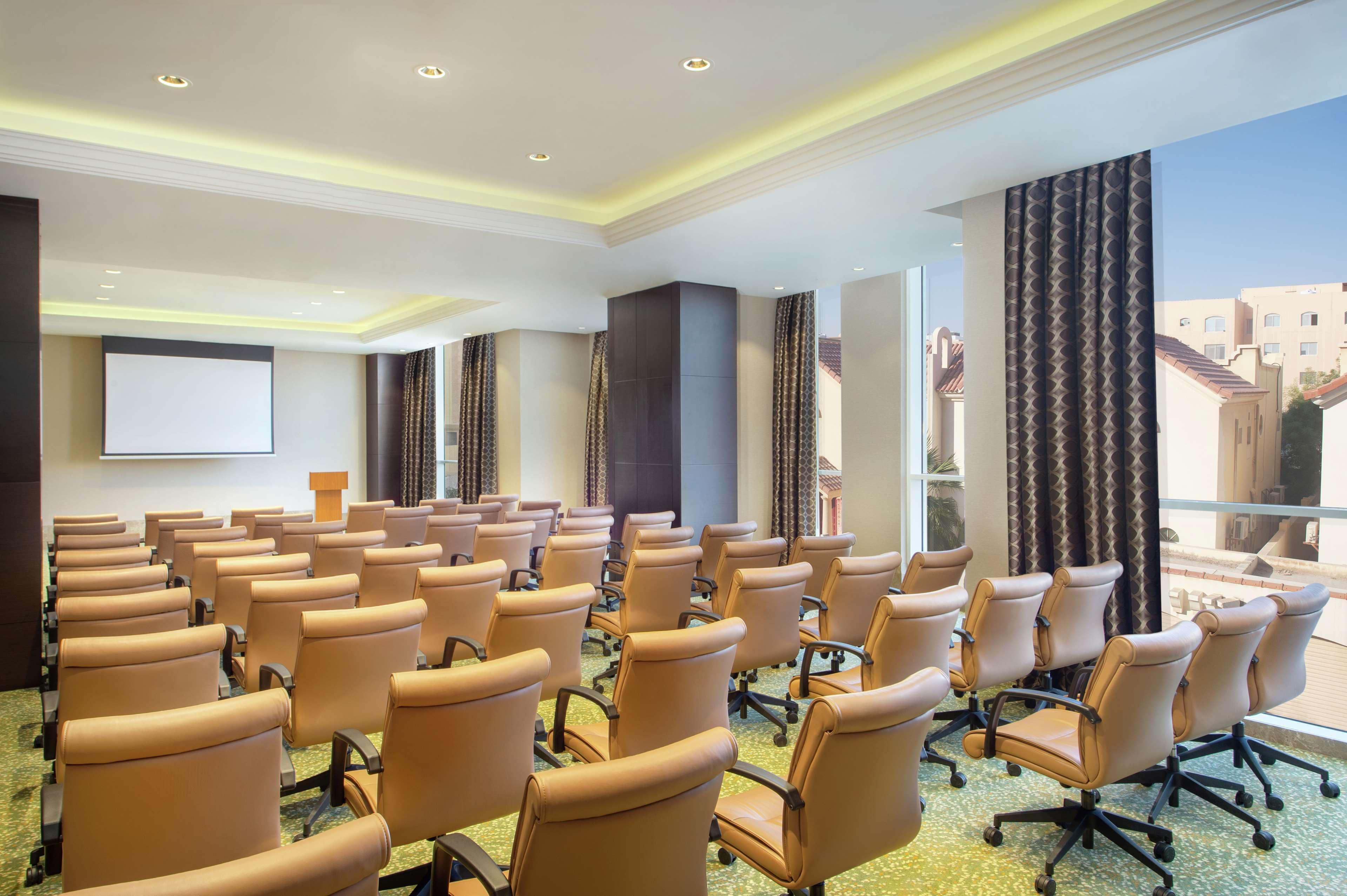Doubletree By Hilton Doha - Al Sadd Hotel Kültér fotó Meeting room
