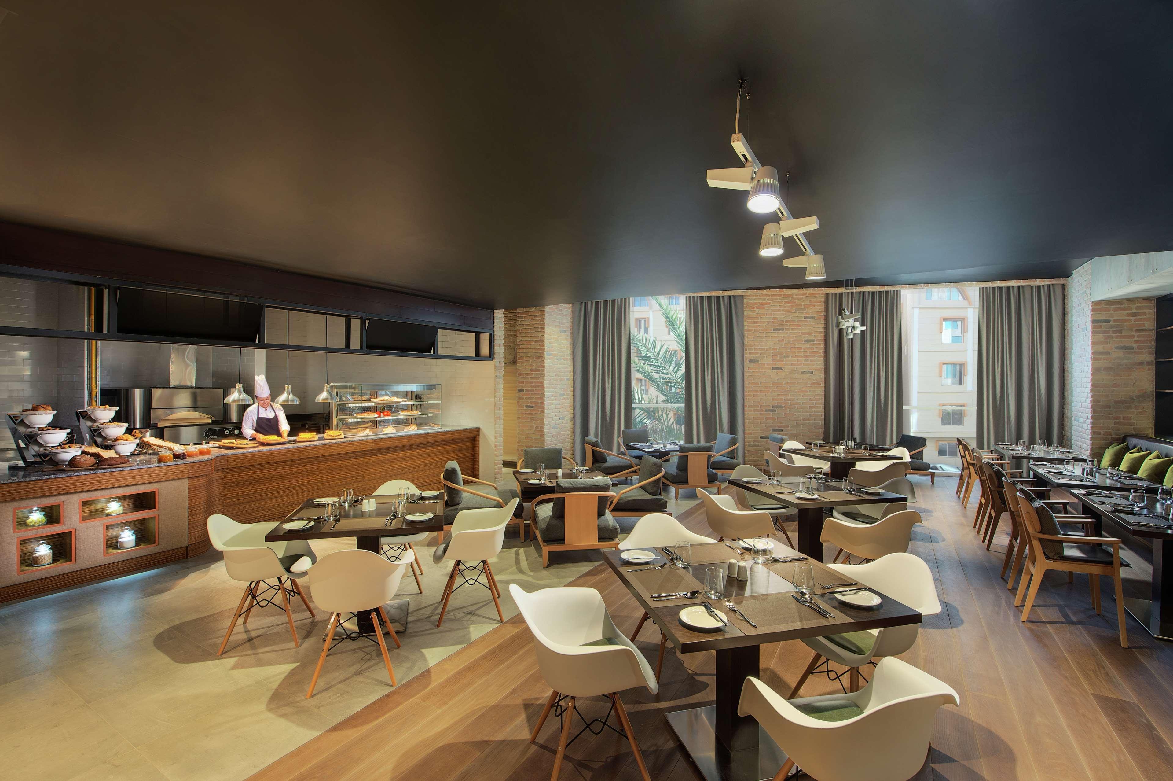 Doubletree By Hilton Doha - Al Sadd Hotel Kültér fotó Restaurant