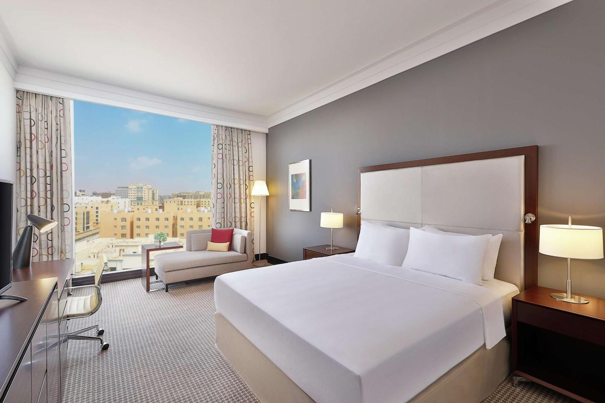 Doubletree By Hilton Doha - Al Sadd Hotel Kültér fotó A guest room at the hotel