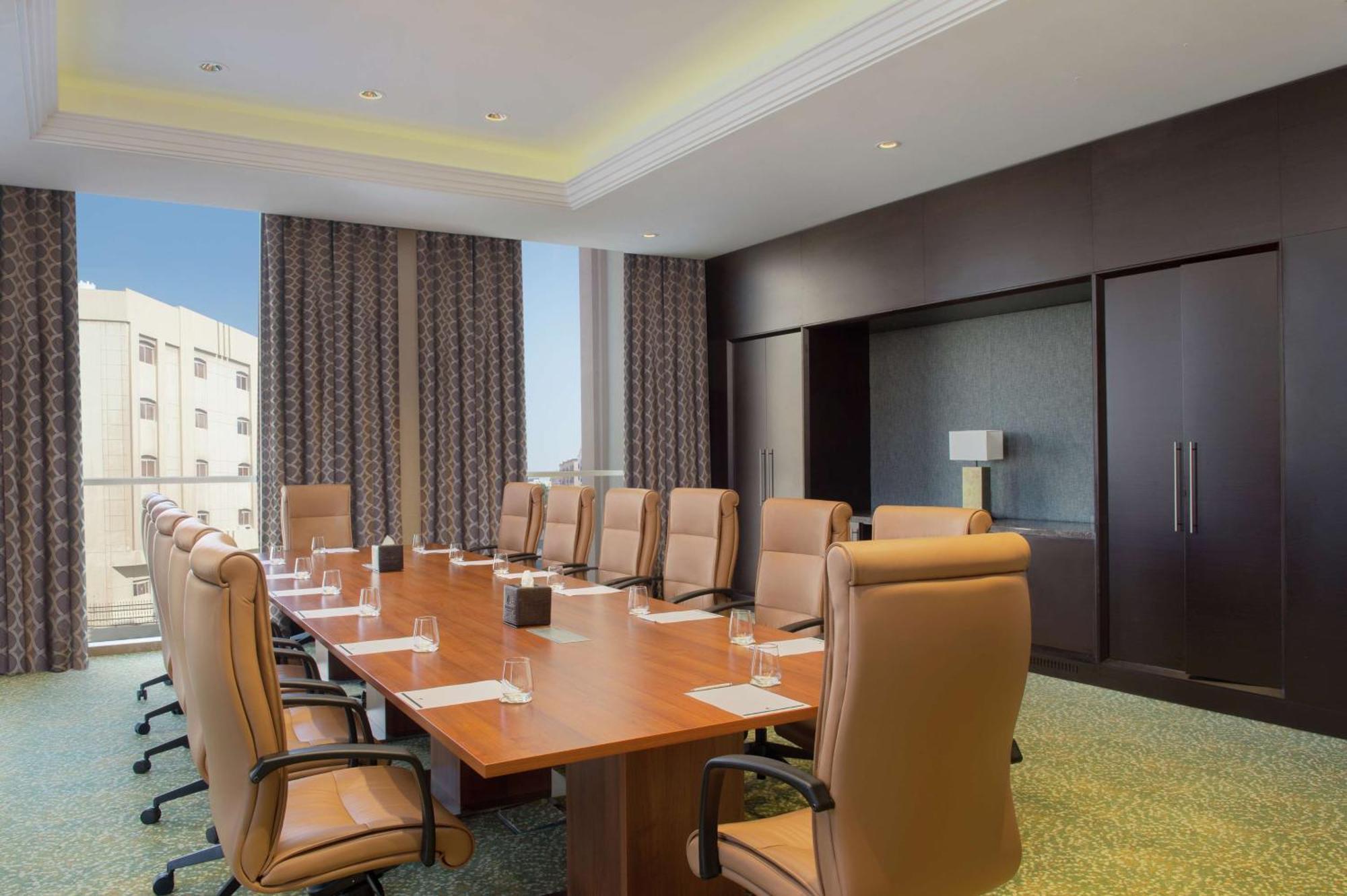 Doubletree By Hilton Doha - Al Sadd Hotel Kültér fotó Boardroom