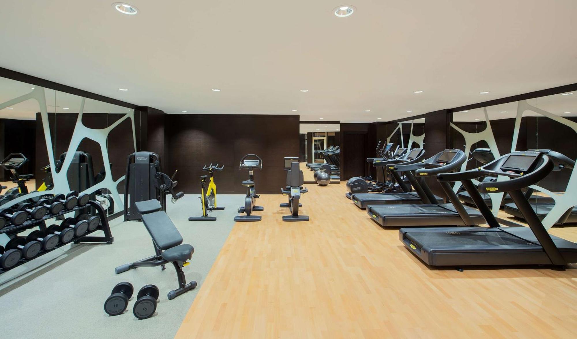 Doubletree By Hilton Doha - Al Sadd Hotel Kültér fotó The gym at the hotel