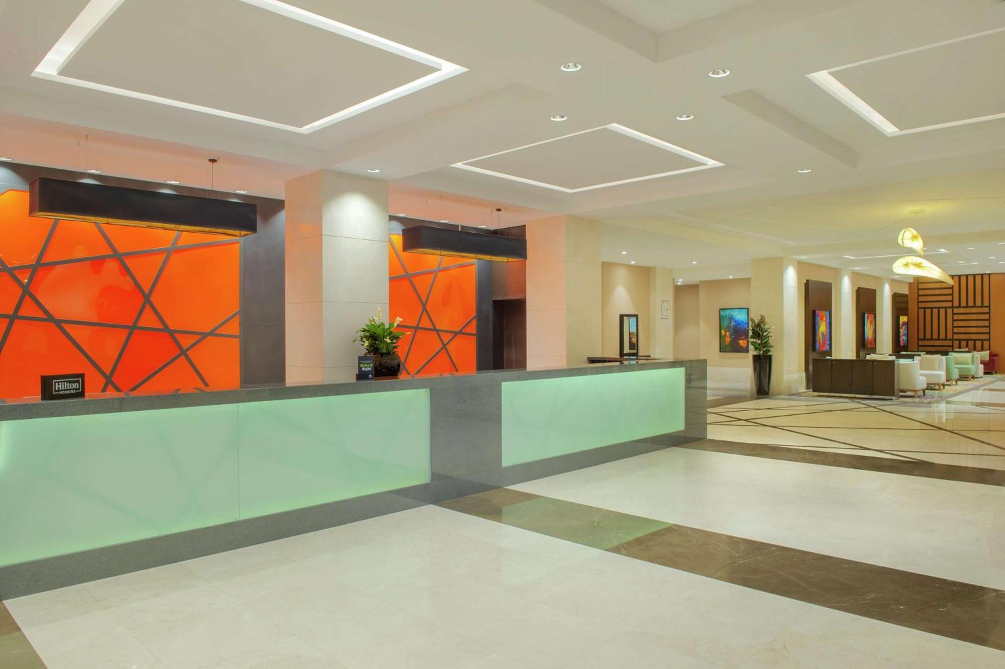 Doubletree By Hilton Doha - Al Sadd Hotel Kültér fotó Lobby