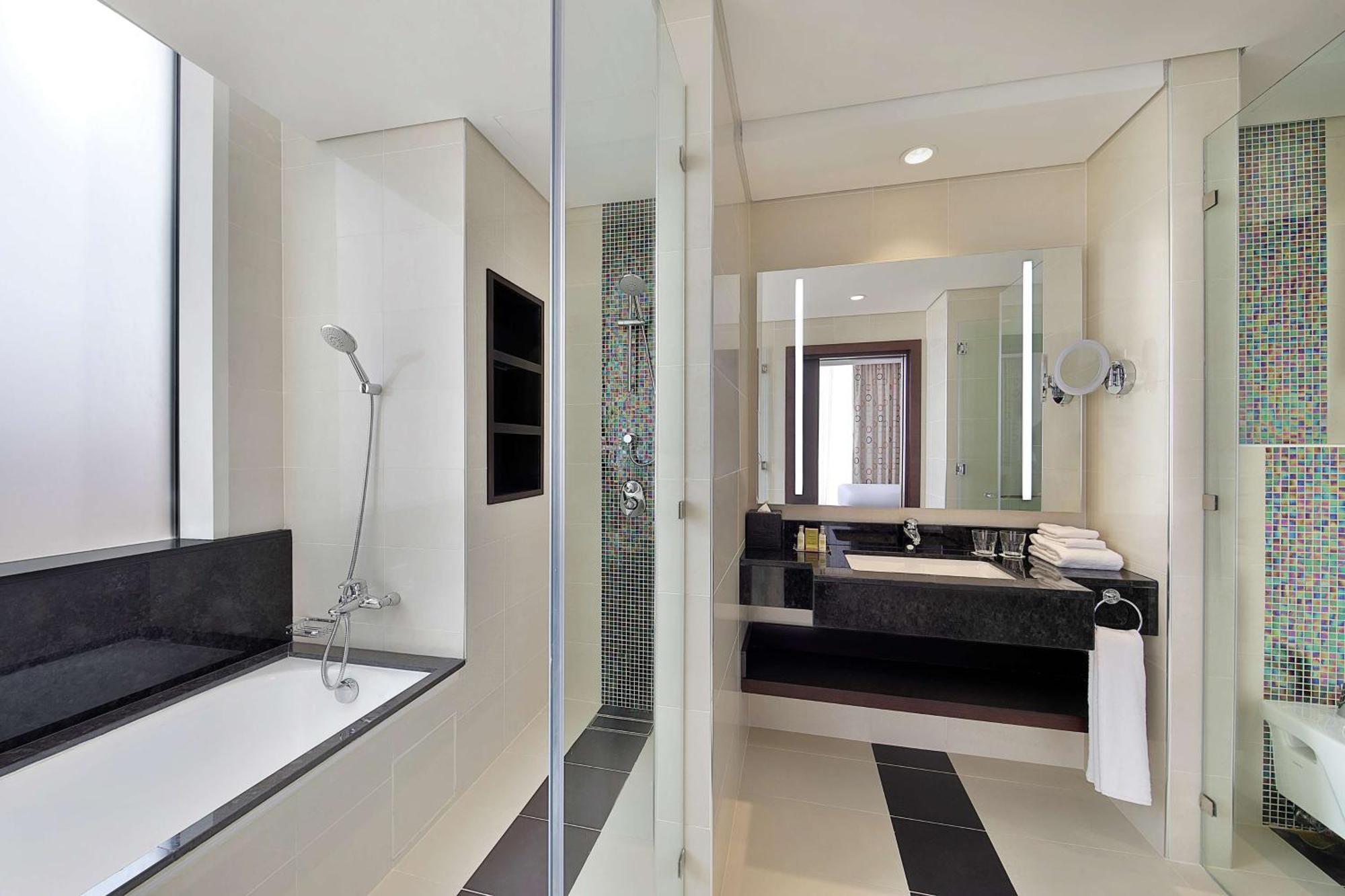 Doubletree By Hilton Doha - Al Sadd Hotel Kültér fotó Bathroom