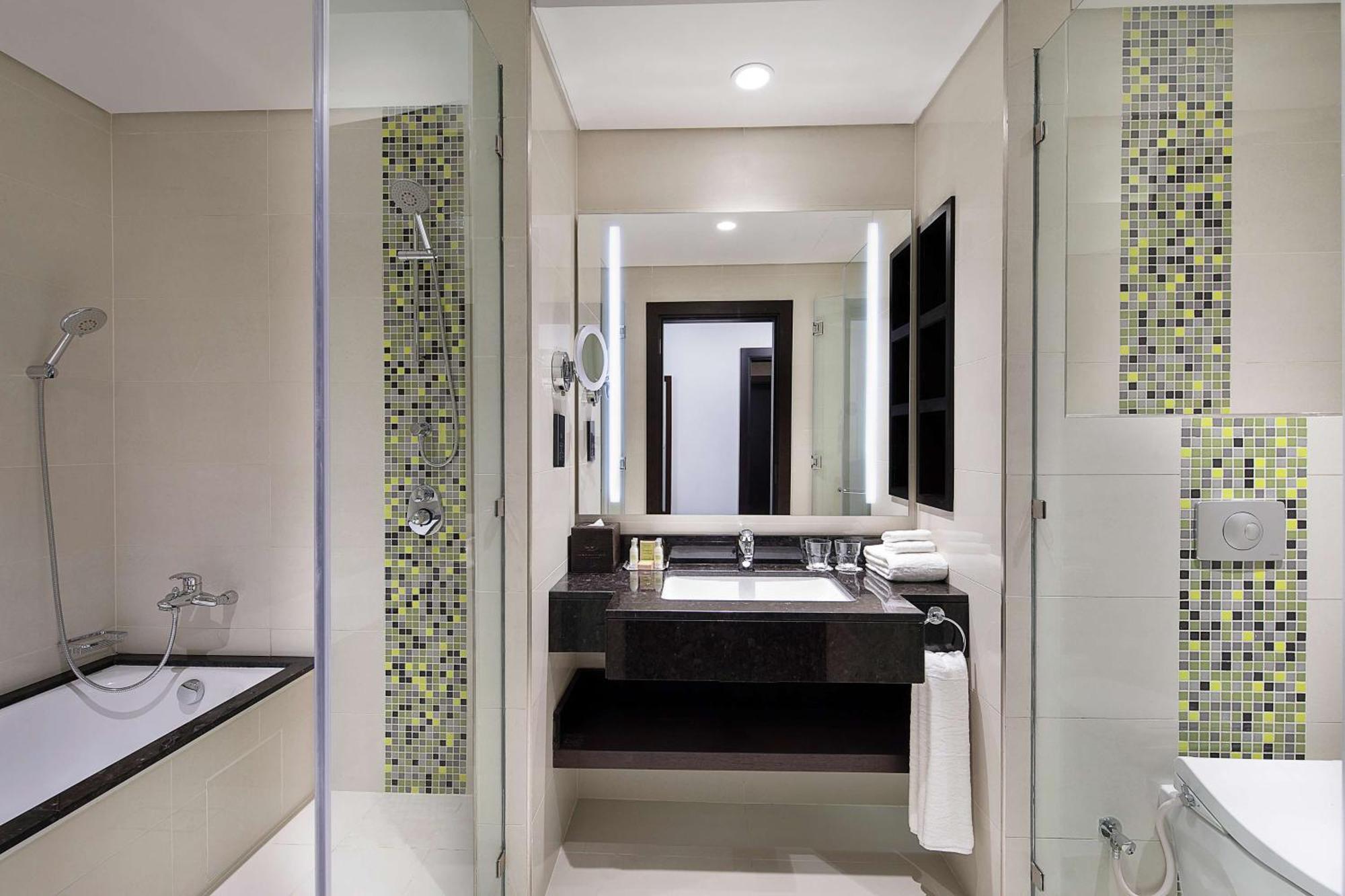 Doubletree By Hilton Doha - Al Sadd Hotel Kültér fotó Bathroom