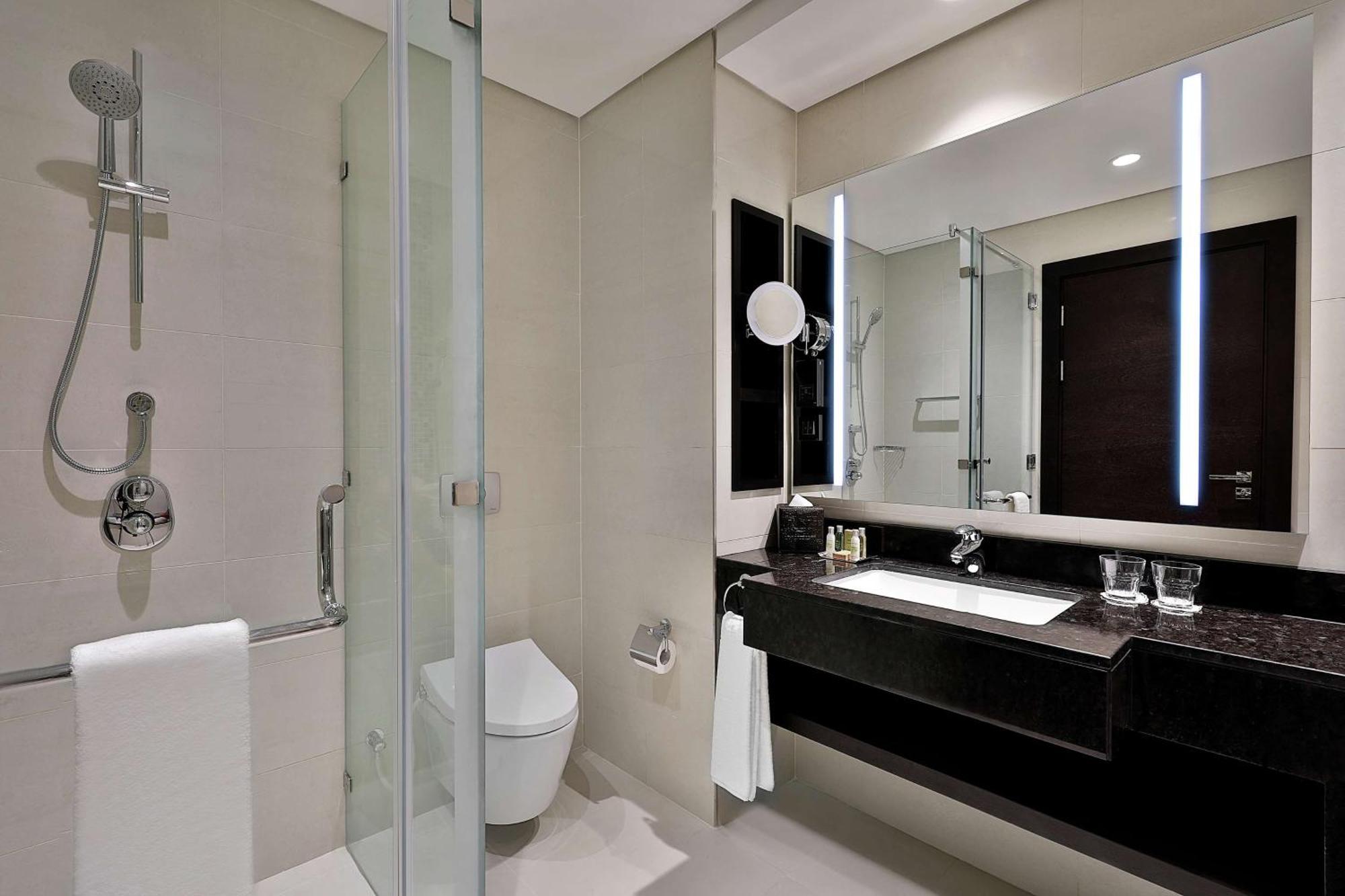 Doubletree By Hilton Doha - Al Sadd Hotel Kültér fotó Bathroom
