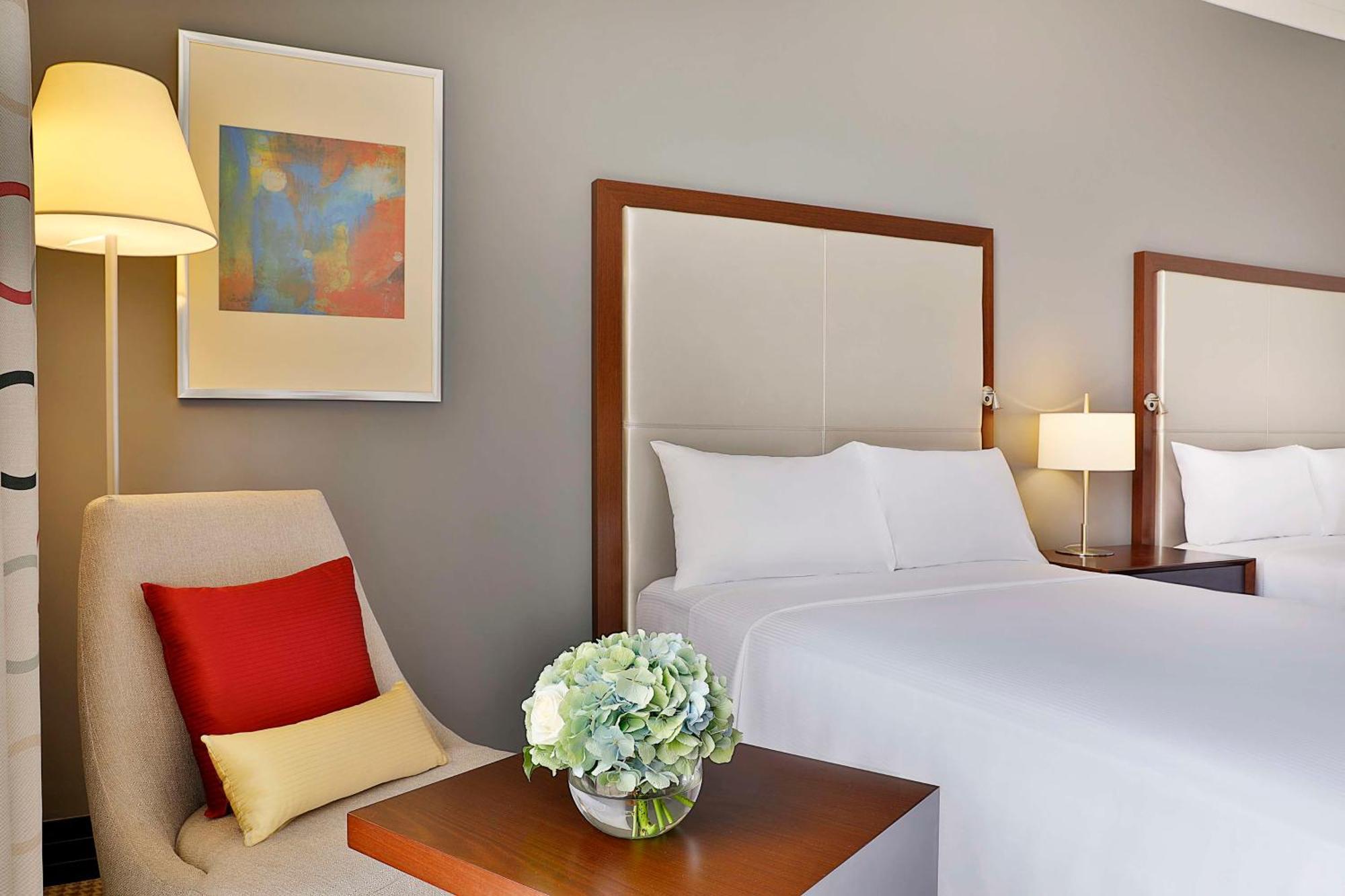 Doubletree By Hilton Doha - Al Sadd Hotel Kültér fotó A guest room at the Hilton San Francisco
