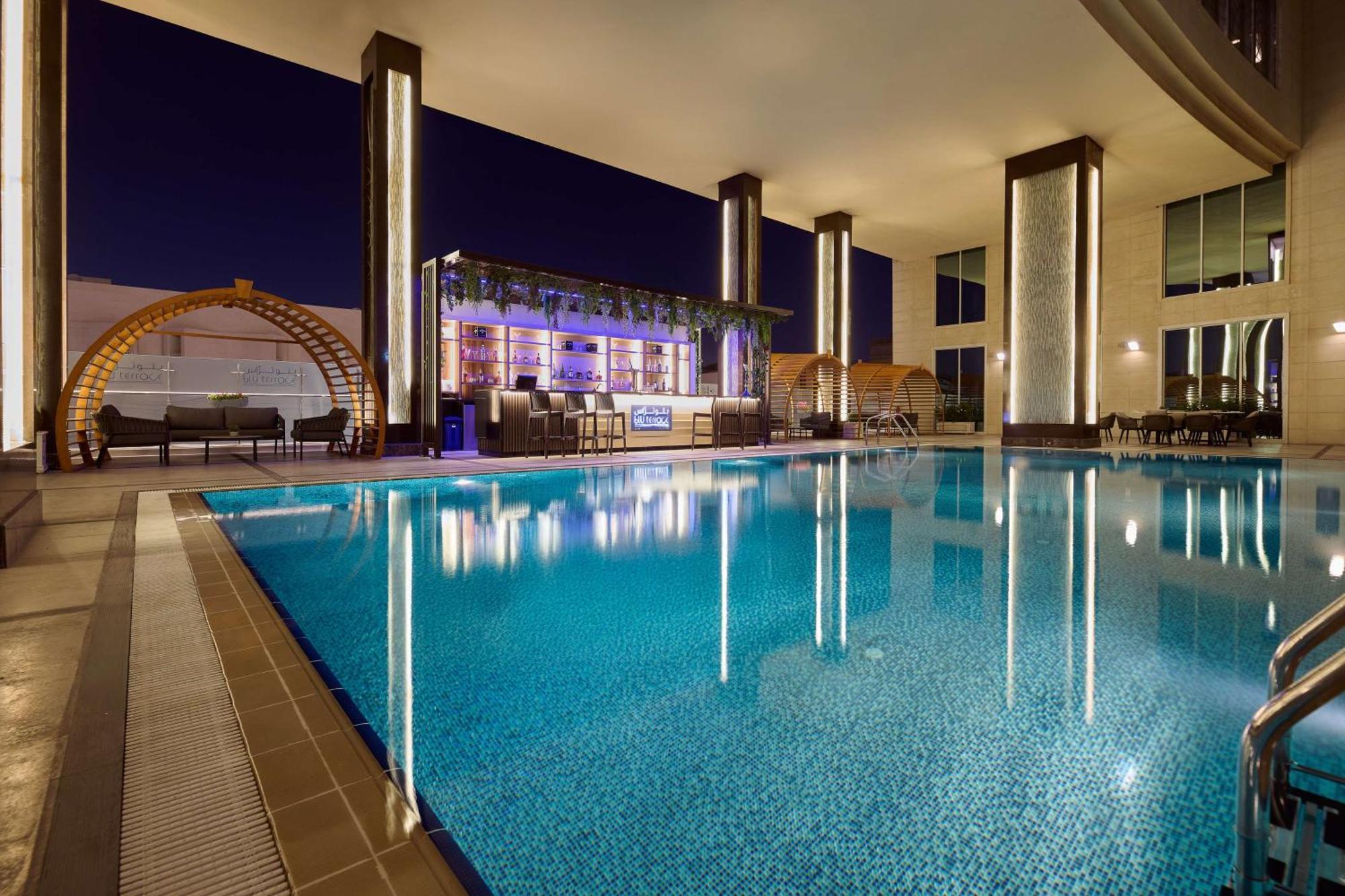 Doubletree By Hilton Doha - Al Sadd Hotel Kültér fotó The swimming pool at the hotel