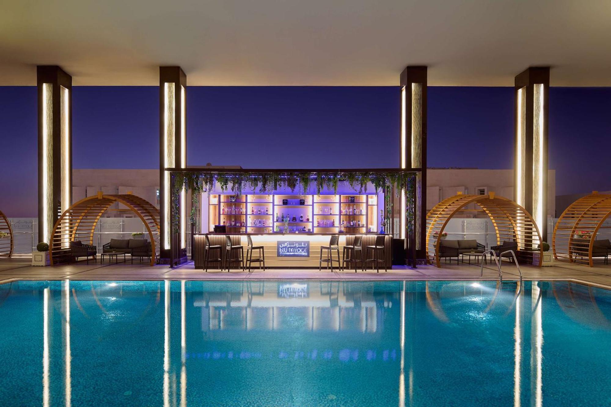 Doubletree By Hilton Doha - Al Sadd Hotel Kültér fotó The pool at the hotel