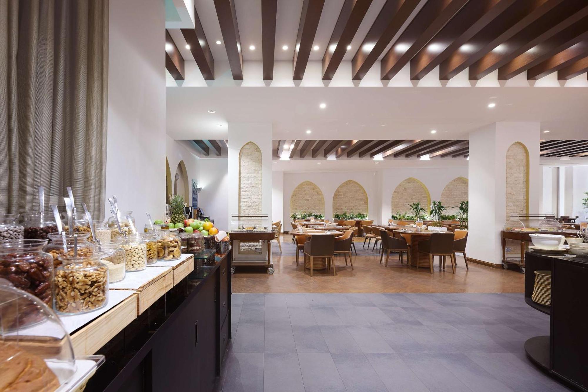 Doubletree By Hilton Doha - Al Sadd Hotel Kültér fotó The interior of the restaurant