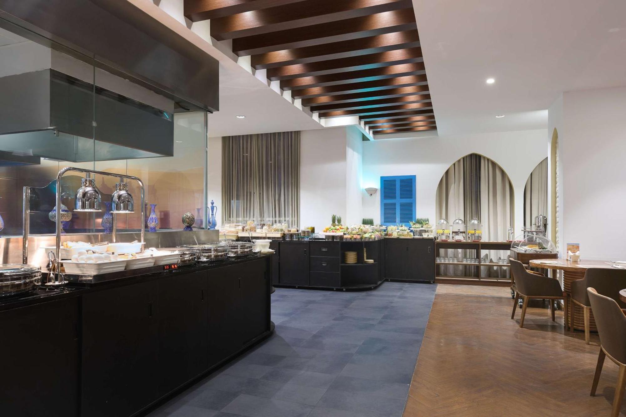 Doubletree By Hilton Doha - Al Sadd Hotel Kültér fotó The Club at Dubai International Airport
